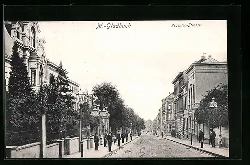 AK M.-Gladbach, Regenten-Strasse mit Passanten