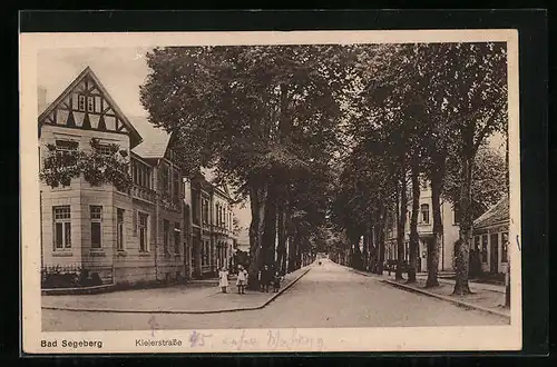 AK Bad Segeberg, Kielerstrasse mit Geschäft & Kindern