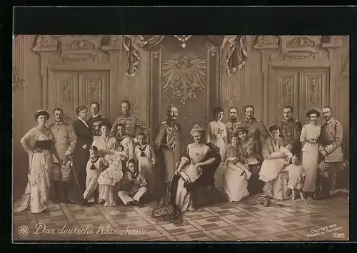 AK Kaiserin Auguste Victoria im Mittelpunkt eines Familienfotos