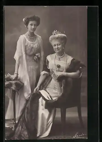 AK Kaiserin Auguste Victoria und Prinzessin Victoria Luise in festlicher Kleidung