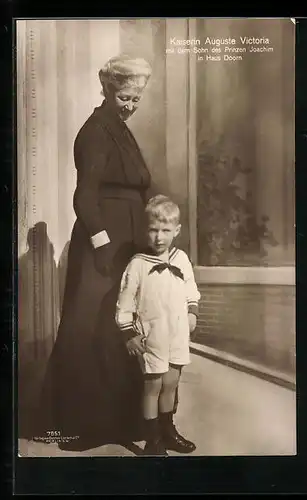 AK Kaiserin Auguste Victoria mit dem kleinen Sohn des Prinzen Joachim im Haus Doorn