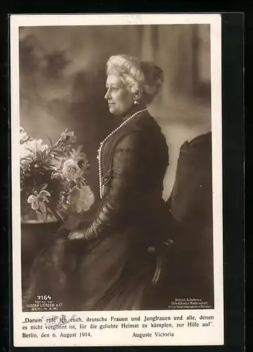 AK Kaiserin Auguste Victoria mit einem Blumenstrauss