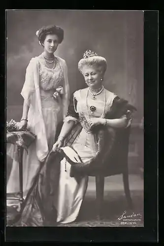 AK Kaiserin Auguste Victoria und Kronprinzessin Cecilie in hübschen Kleidern