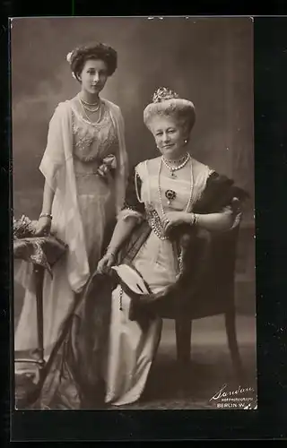 AK Kaiserin Auguste Victoria und Kronprinzessin Cecilie in eleganten Kleidern