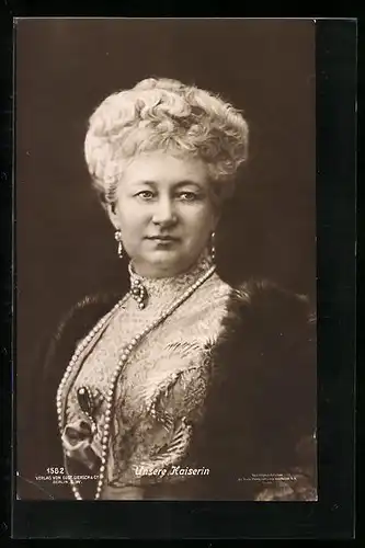 AK Kaiserin Auguste Victoria in eleganter Kleidung