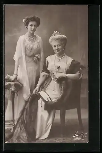 AK Kaiserin Auguste Victoria und Kronprinzessin Cecilie in eleganten Kleidern
