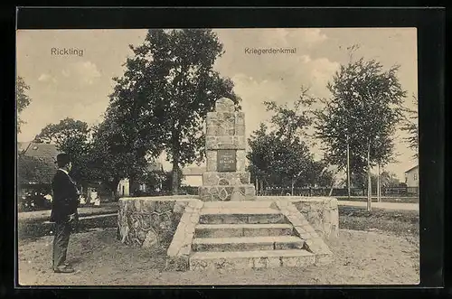 AK Rickling, Blick auf ein Kriegerdenkmal