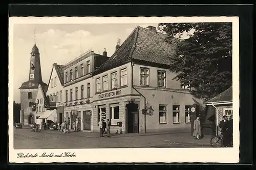 AK Glückstadt, Markt und Kirche mit Gasthaus Glückstädter Hof, reges Treiben vor dem Geschäft nebenan