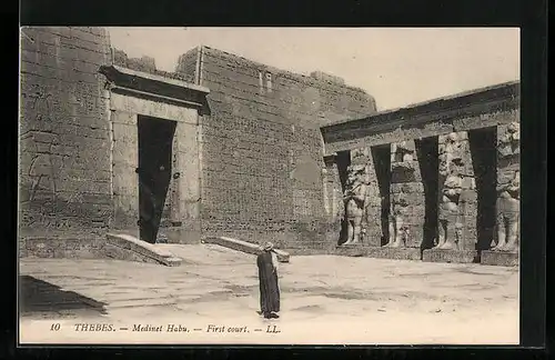 AK Thebes, Medinet Habu, First court