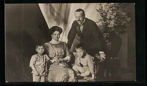 AK Ernst Ludwig Grossherzog von Hessen mit Frau und Söhnen, Postkartenwoche der Grossherzogin 1912