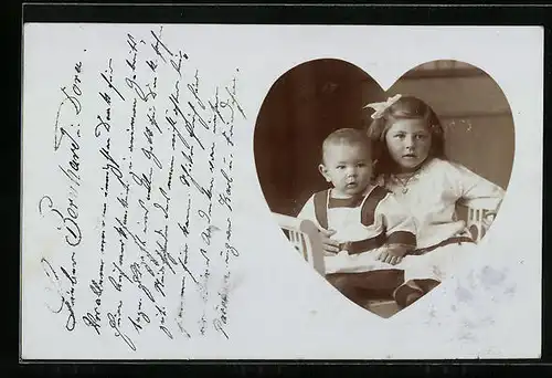Foto-AK Mädchen mit Haarschleife und ein kleiner Junge im Herz-Passepartout