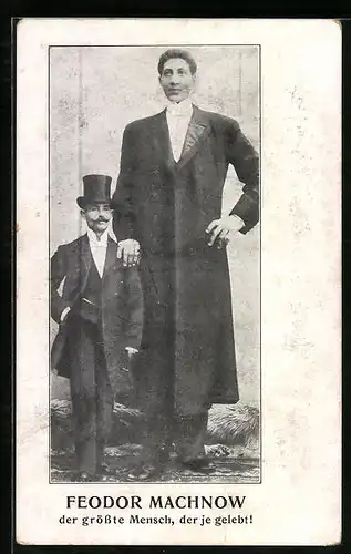 AK Riese Feodor Machnow neben einem Normalwüchsigen