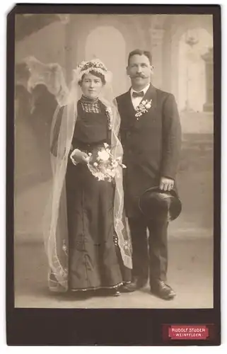 Fotografie Rudolf Studer, Weinfelden, Brautpaar im schwarzen Hochzeitskleid und Anzug mit Zylinder