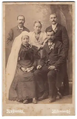 Fotografie L. Gerber, Romanshorn, schweizer Ehepaar im schwarzen Hochzeitskleid und Anzug nebst Trauzeugen