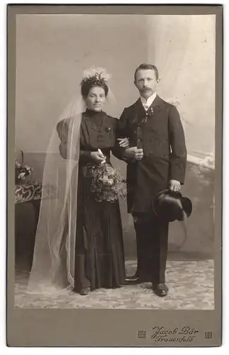 Fotografie Jacob Bär, Frauenfeld, Eheleute mit schwarzem Brautkleid und Anzug samt Zylinder