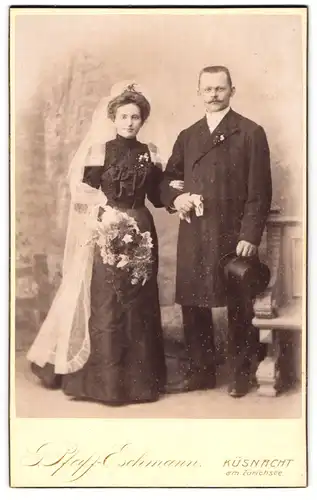 Fotografie G. Pfaff-Eschmann, Küsnacht, schweizer Brautpaar im schwarzen Kleid und Anzug mit Zylinder