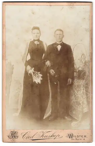 Fotografie Carl Kuskop, Wilster, junge Brautleute Rohwedder im schwarzen Hochzeitskleid und Anzug mit Brautstrauss