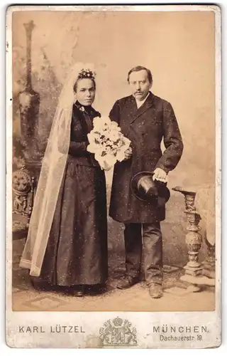 Fotografie Karl Lützel, München, Eheleute im schwarzen Brautkleid und im Anzug mit Zylinder