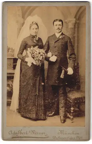 Fotografie Adalbert Werner, München, bayrisches Brautpaar im schwarzen Hochzeitskleid und Anzug