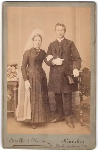 Fotografie Adalbert Werner, München, Brautpaar aus Bayern im schwarzen Kleid und Anzug, Zylinder
