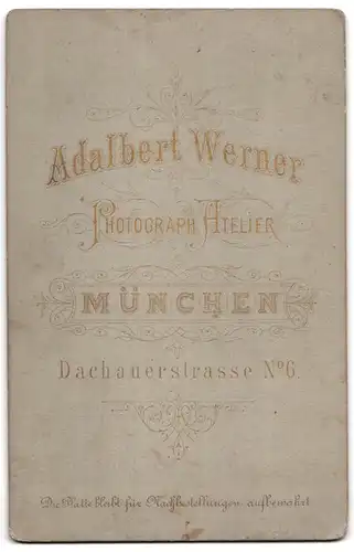 Fotografie Adalbert Werner, München, Brautpaar aus Bayern im schwarzen Kleid und Anzug, Zylinder