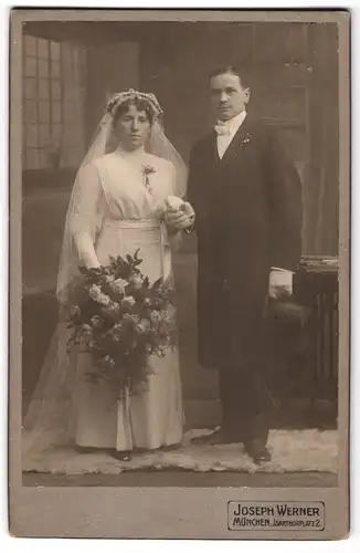 Fotografie Joseph Werner, München, bayrisches Brautpaar im Hochzeitskleid und Anzug mit Zylinder