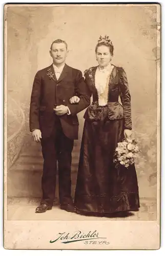 Fotografie Joh. Bichler, Steyr, Brautpaar im schwarzen Hochzeitskleid und Anzug