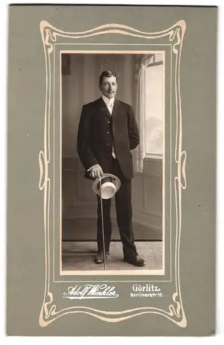 Fotografie Adolf Winkler, Görlitz, junger Mann im feinen Anzug mit Sommerhut und Flanierstock