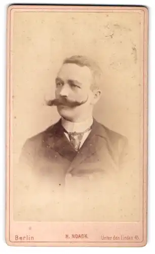 Fotografie H. Noack, Berlin, Herr Joh. Borner im Anzug mit prächtig gezwirbeltem Oberlippenbart, 1892