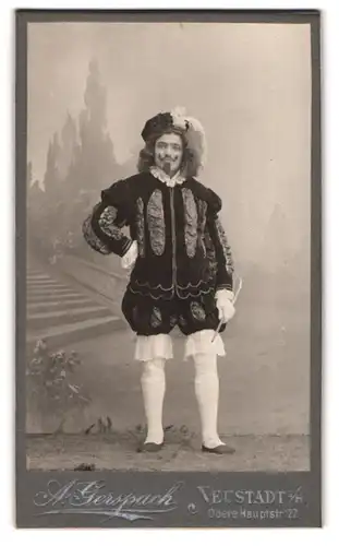 Fotografie A. Gerspach, Neustadt a. H., Theter Schauspieler im Kostüm vor einer Studiokulisse