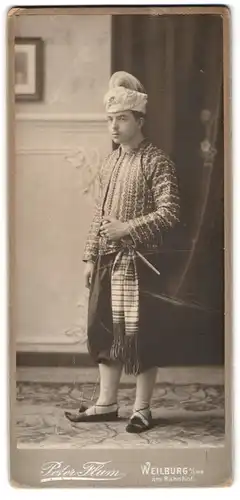 Fotografie Peter Flum, Weilburg a. Lahn, junger Mann Clarus Vömel als Perser im Kostüm zum Fasching