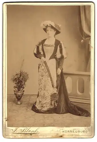 Fotografie J. Blank, Korneuburg, junge Frau als Theaterschauspielerin im Bühnenkostüm