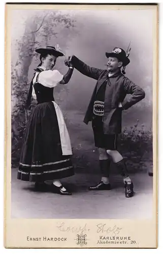Fotografie Ernst Hardock, Karlsruhe, junges Paar Stoss in bayrischer Tracht beim Tanze zum Fasching