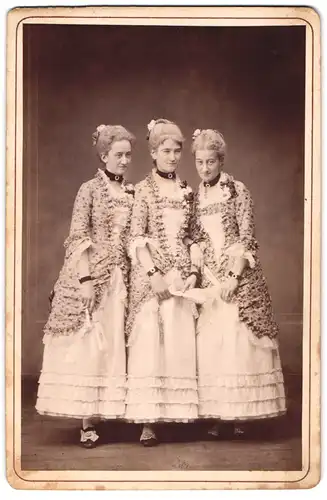 Fotografie Carl Fuchs, Calw, drei Damen Eugenie, Sophie und Fanny Staelin zum Kostümball als Edeldamen