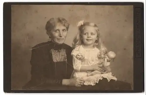 Fotografie Joh. Niclou, Chemnitz, Grossmutter mit ihrer Enkeltochter samt Celluloid-Puppe