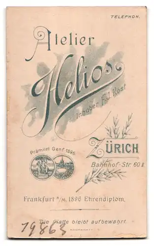 Fotografie Atelier Helios, Zürich, junger schweizer Knabe mit seinem Segelboot im Atelier