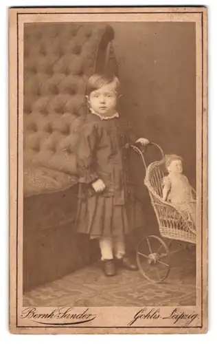 Fotografie Bernh. Sander, Leipzig-Gohlis, kleines Mädchen im Kleid mit Puppe und Puppenwagen