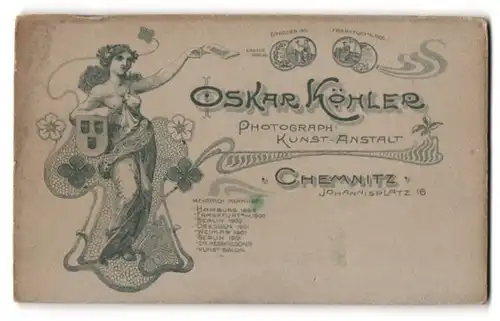 Fotografie Oskar Köhler, Chemnitz, Barbusige Dame mit Wappenschild reicht eine Fotografie, Jugendstil