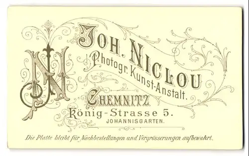 Fotografie Joh. Niclou, Chemnitz, Monogramm des Fotografen in verschnörkelter Schrift