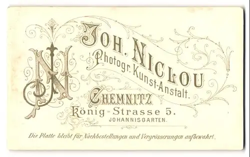 Fotografie Joh. Nicllu, Chemnitz, Anschirft und Monogramm des Fotografen in verschnörkelter Schrift