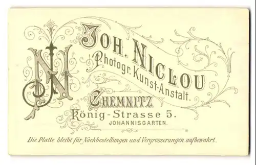 Fotografie Joh. Niclou, Chemnitz, König-Str. 5, Anschrift und Monogramm in verschnörkelter Schrift