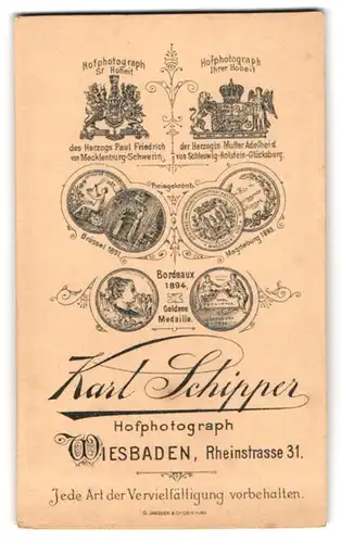 Fotografie Karl Schipper, Wiesbaden, Königliche Wappen und Medaillen nebst Anschrift des Fotografen