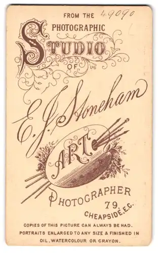 Fotografie E. J. Stoneham, London-Cheapside, Malpalette mit Pinseln und Anschrift des Fotografen