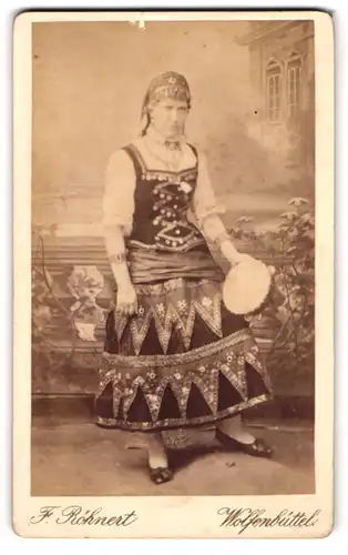 Fotografie F. Röhnert, Wolfenbüttel, Dame im Kostüm als Zigeunerin mit Tamburin, Vagabundin