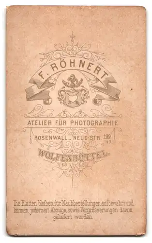 Fotografie F. Röhnert, Wolfenbüttel, Dame im Kostüm als Zigeunerin mit Tamburin, Vagabundin