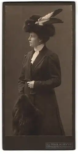 Fotografie Max Kiby, Königsberg i. Pr., Dame im dunklen Kleid mit Muff umd Pelzhut samt Federn