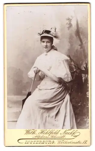 Fotografie Wilh. Hohlfeld Nachf., Insterburg, junge Dame im schicken weissen Kleid mit Schirm und Hut