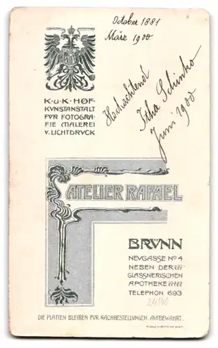 Fotografie Atelier Rafael, Brünn, Frau Itha Schinko im weissen Kleid mit Rüschen und Haube, Fächer, 1900