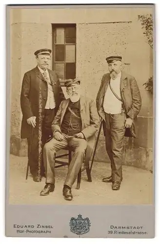 Fotografie Eduard Zinsel, Darmstadt, drei ältere Studenten in Anzügen mit Couleur und Zipfel