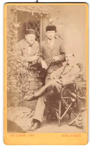 Fotografie Geo A. Dean Jun., Douglas / Isle of Man, drei englische Studenten Walter Hopwood und Kommilitonen